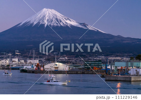 《静岡県》富士山と新年の田子の浦港・初日の出大漁祈願海上パレード 《静岡県》富士山と新年の田子の浦港・初日の出大漁祈願海上パレード 111229146
