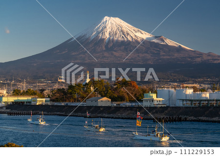 《静岡県》富士山と新年の田子の浦港・初日の出大漁祈願海上パレード 111229153