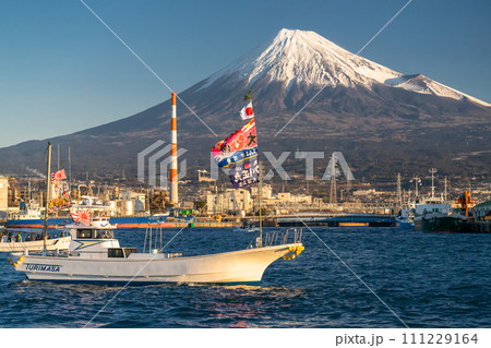 《静岡県》富士山と新年の田子の浦港・初日の出大漁祈願海上パレード 111229164