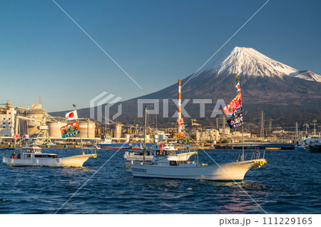 《静岡県》富士山と新年の田子の浦港・初日の出大漁祈願海上パレード 111229165