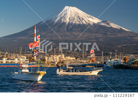 《静岡県》富士山と新年の田子の浦港・初日の出大漁祈願海上パレード 《静岡県》富士山と新年の田子の浦港・初日の出大漁祈願海上パレード 111229167