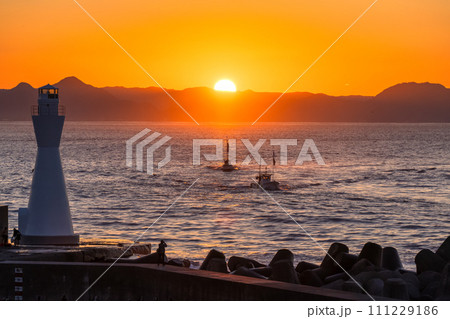 《静岡県》新年の田子の浦港・初日の出大漁祈願海上パレード 《静岡県》新年の田子の浦港・初日の出大漁祈願海上パレード 111229186