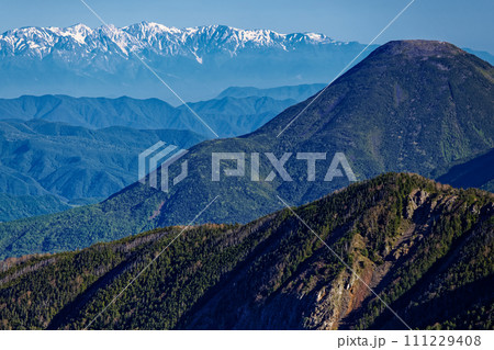 八ヶ岳連峰・硫黄岳から見る蓼科山と残雪の白馬連峰 八ヶ岳連峰・硫黄岳から見る蓼科山と残雪の白馬連峰 111229408