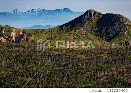 八ヶ岳連峰・硫黄岳から見る東天狗岳と妙高・火打連峰 111229409
