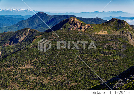 八ヶ岳連峰・硫黄岳から見る天狗岳・蓼科山・白馬連峰と妙高・火打連峰 八ヶ岳連峰・硫黄岳から見る天狗岳・蓼科山・白馬連峰と妙高・火打連峰 111229415