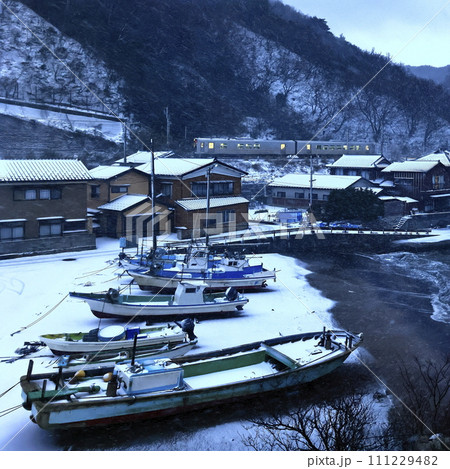 雪降る早朝の笹川流れを走る羽越本線 雪降る早朝の笹川流れを走る羽越本線 111229482