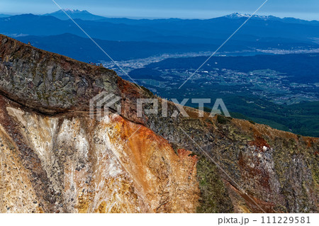 八ヶ岳連峰・硫黄岳の火口壁と諏訪湖・御嶽・乗鞍岳 111229581