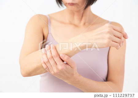 腕の乾燥を気にするミドル女性 111229737