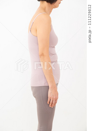 猫背のミドル女性 猫背のミドル女性 111229812