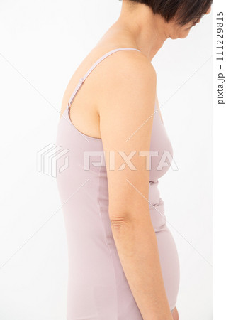 猫背のミドル女性 猫背のミドル女性 111229815