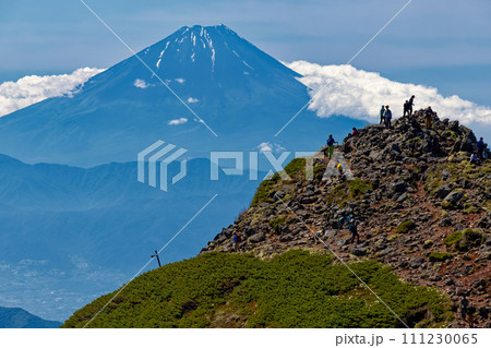 八ヶ岳連峰・横岳主峰から見る三叉峰と富士山 111230065