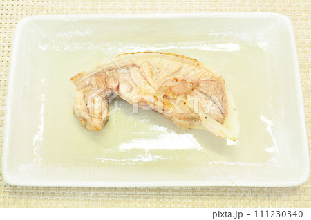 マグロかまの塩焼き マグロかまの塩焼き 111230340
