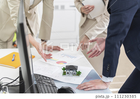 打ち合わせシーン 顔無し 打ち合わせシーン 顔無し 111230385