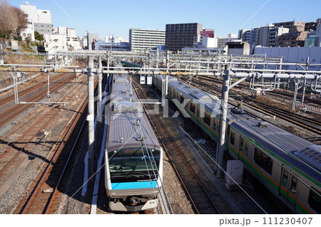 上野駅近くの鉄橋から見下ろす線路と電車の風景 111230407