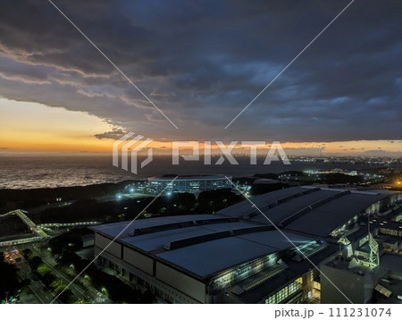 幕張から東京を彩る美しい夕焼け 幕張から東京を彩る美しい夕焼け 111231074