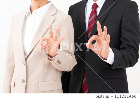 丸サインをするスーツ姿のミドル世代のビジネスマンとビジネスウーマン 111231460