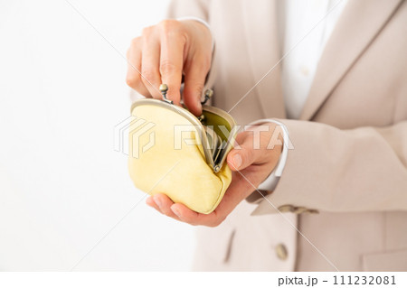 黄色のがま口財布を開くスーツ姿のミドル女性 黄色のがま口財布を開くスーツ姿のミドル女性 111232081