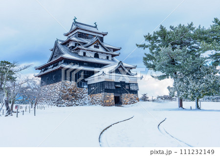 雪の松江城 111232149