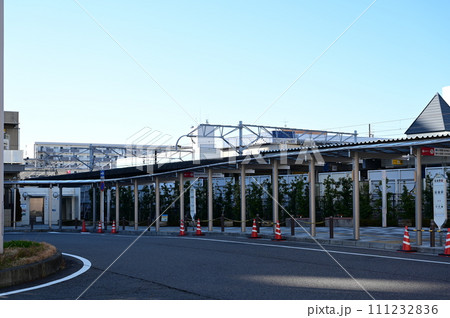 岩倉駅の東口とバス停留所(名古屋鉄道犬山線) 岩倉駅の東口とバス停留所(名古屋鉄道犬山線) 111232836