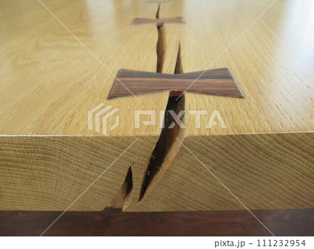 厚い一枚板の割れ止め対策「チギリ」の例 111232954