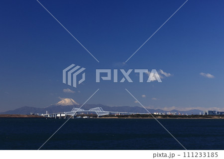 風景　舞浜からの眺め。富士山をバックに左から大山、丹沢山塊、道志山塊から三ッ峠 111233185