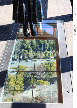 東京タワーメインデッキのスカイウォークウィンドウ　地上が見えるガラスの床 111233660