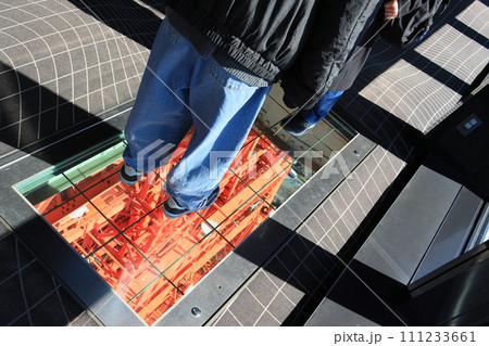 東京タワーメインデッキのスカイウォークウィンドウ　地上が見えるガラスの床 111233661