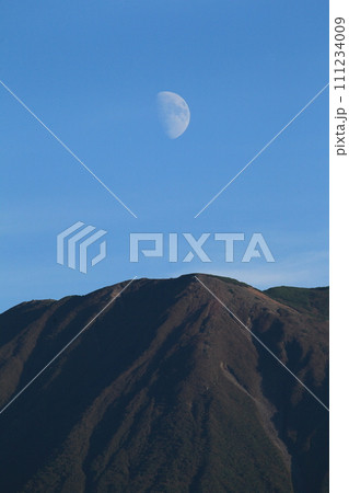 羊蹄山に掛かる半月2 111234009