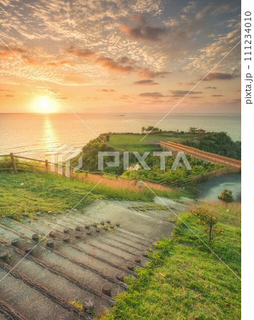 沖縄県南城市知念岬公園の朝日 111234010