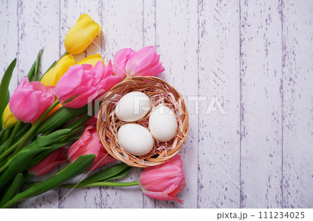 カラフルなチューリップの花とたまご、イースター背景 カラフルなチューリップの花とたまご、イースター背景 111234025