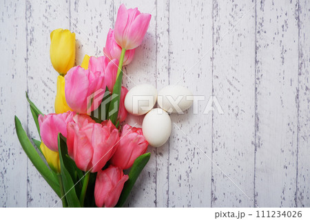 カラフルなチューリップの花とたまご、イースター背景 カラフルなチューリップの花とたまご、イースター背景 111234026