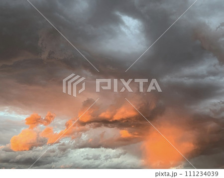 夕暮れ空に、夕陽に染まる多めの雲/The sky 111234039