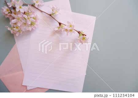 桜の花びらと手紙、春のお便り 桜の花びらと手紙、春のお便り 111234104