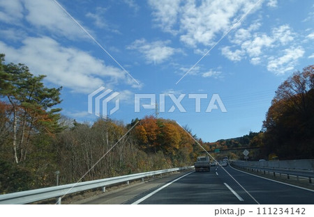 秋の紅葉に染まる塩原温泉 111234142