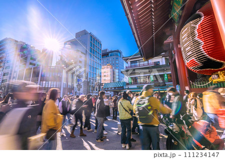 日本の東京都市景観 JN.1増加・コロナ禍前のように観光客らで賑う浅草寺…希望の光…マ不要…=27日 日本の東京都市景観 JN.1増加・コロナ禍前のように観光客らで賑う浅草寺…希望の光…マ不要…=27日 111234147