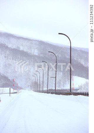 冬の青森の城ヶ倉大橋 冬の青森の城ヶ倉大橋 111234392
