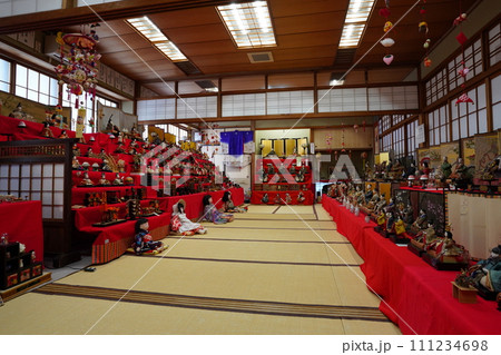越谷香取神社の雛飾り 111234698