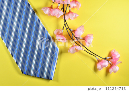 桜とネクタイで入社や入学のイメージ 111234718