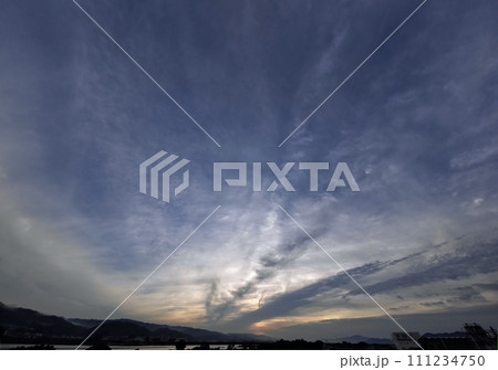 多様な雲が現れた朝空・初夏・超広角・空主体・230610am 111234750