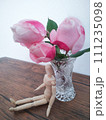 休憩中のデッサン人形と花 111235098
