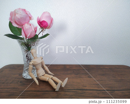 休憩中のデッサン人形と花 111235099