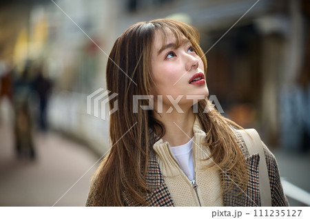 冬服の若い女性 111235127