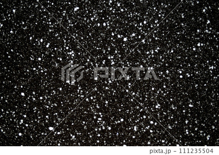 黒背景に降雪。冬イメージ。 111235504