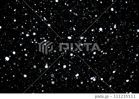 黒背景に降雪。冬イメージ。 111235511