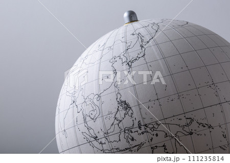 アジアにクローズアップした地球儀 111235814