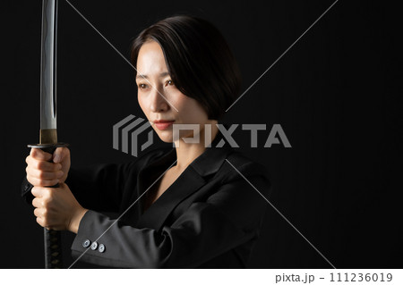 ビジネス　女性　刀　刃物 111236019
