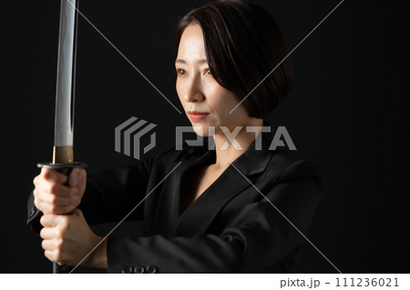 ビジネス 女性 刀 刃物 ビジネス 女性 刀 刃物 111236021