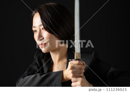 ビジネス　女性　刀　刃物 111236023