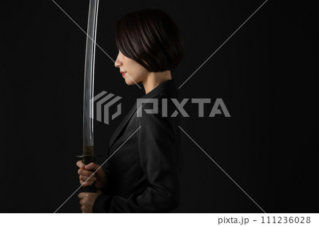 ビジネス　女性　刀　刃物 111236028