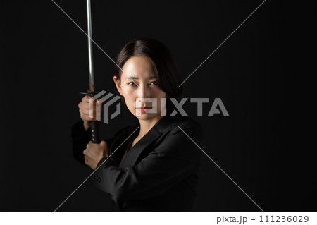 ビジネス　女性　刀　刃物 111236029